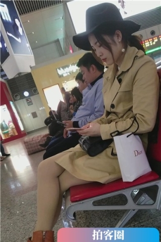 查看完整内容：4k-高铁站候车室拍摄长腿肉丝高跟鞋女神，颜值超高。（视频版） - 共8张图片