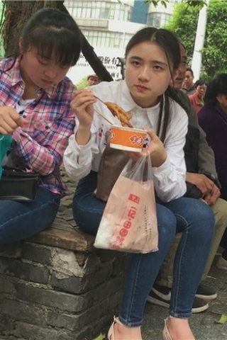 查看完整内容：跟闺蜜路边花坛啃鸡爪的牛仔小妹，长腿高跟有几分性感！~（视频版） - 共13张图片