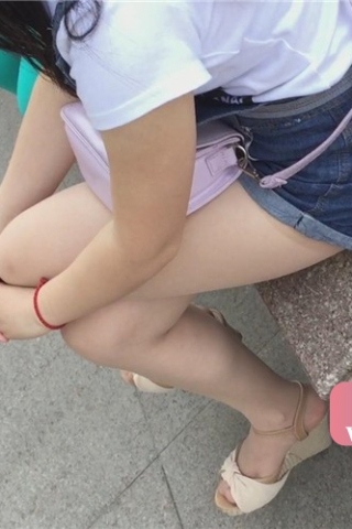 清纯牛仔热裤小妹石凳上坐着，清纯白腿（视频版）