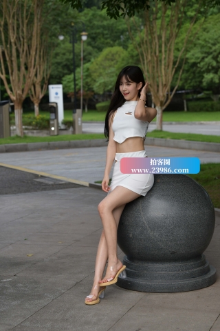 街拍白短裙小姐姐