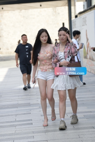 街拍美腿长腿小姐姐