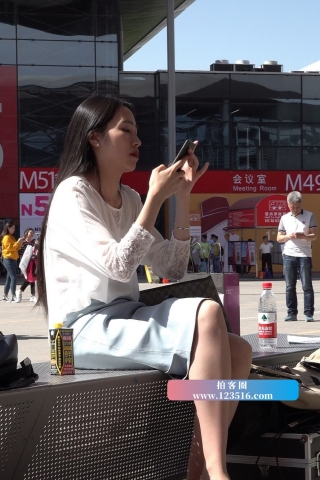 查看完整内容：4K - 打电话的小姐姐 [1.37 GB/MP4]（视频版） - 共10张图片