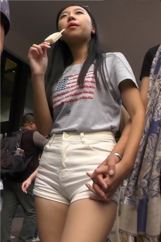 查看完整内容：街拍吃着雪糕的T恤衫热裤女孩 [798 MB]（视频版） - 共10张图片