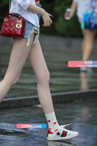 【凯恩赛帖】气质美女 一双白白长腿让女人羡慕