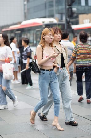 查看完整内容：街拍破洞紧牛美眉 - 共18张图片