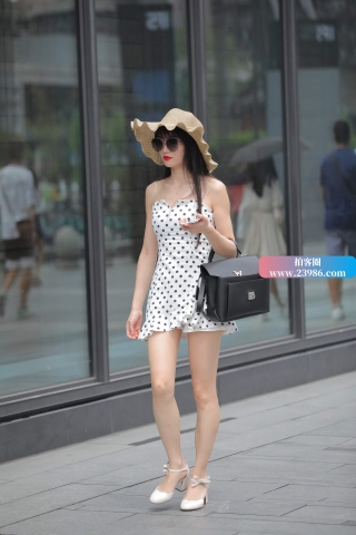 花枝招展性感街拍美女