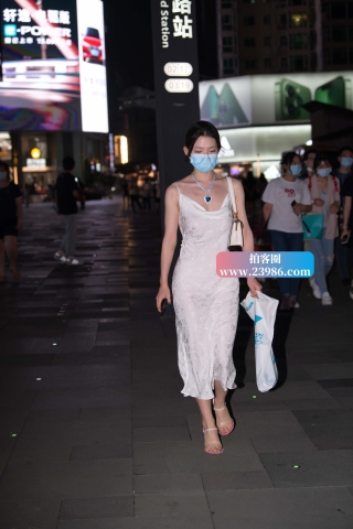 夜拍粉色凉高白裙美女