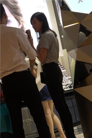 4K - 跟姐妹逛商场的超紧身裤街拍圆臀美女 [1.36 GB]（视频版）