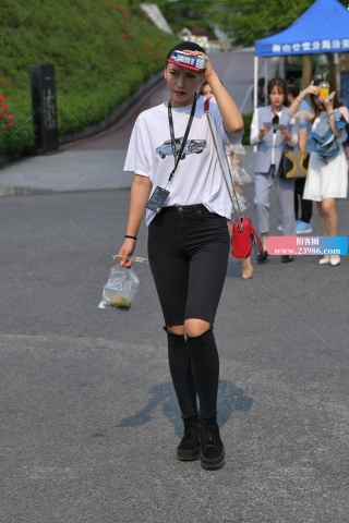 纯天然的长腿紧牛小姐姐