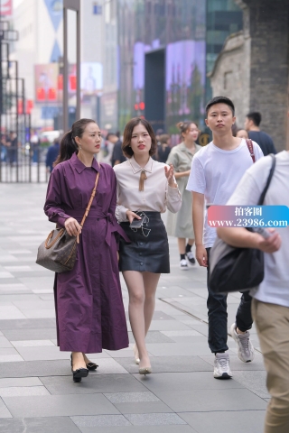 皮裙气质高跟美女