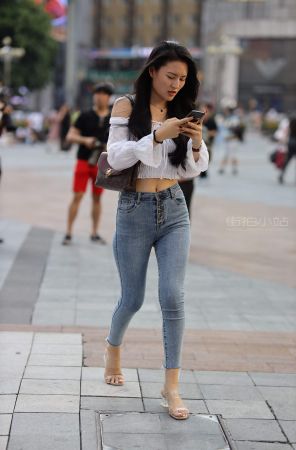 查看完整内容：一字肩、紧牛姑娘 - 共19张图片