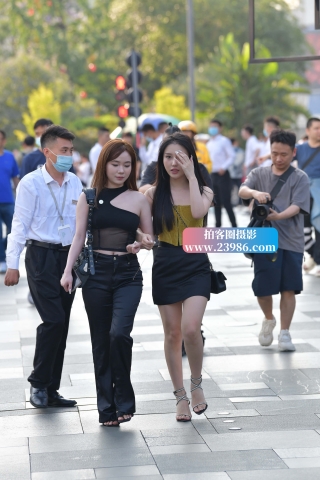 街拍美腿凉高跟小姐姐