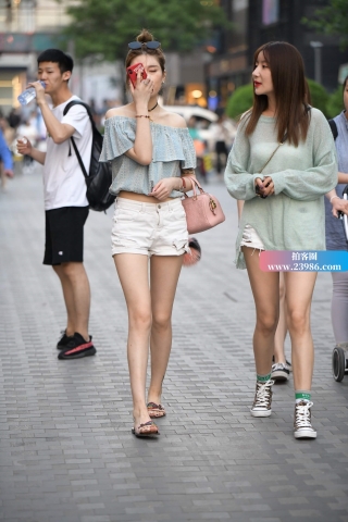 街拍白短热裤美眉