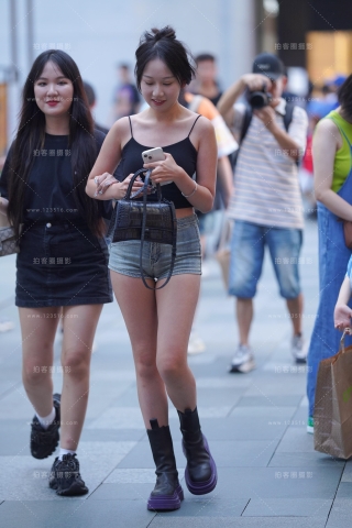 热裤小妹