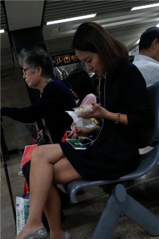 查看完整内容：4K-银白色高跟鞋连衣裙美颜美腿街拍美女（视频版） - 共6张图片