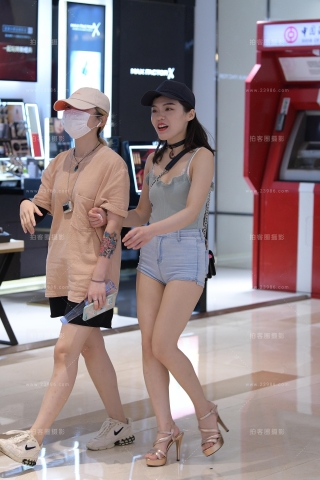 逛商场的紧致热裤美眉