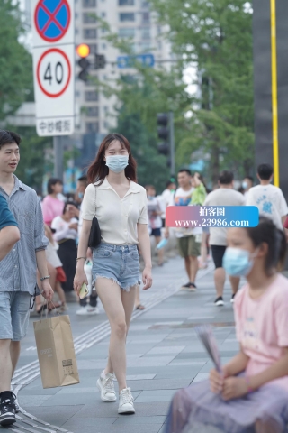 街拍小清新妹子白白净净的