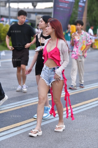 搭讪热裤，人字拖美眉，春光乍......