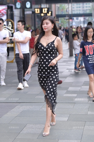 性感吊带裙的女人