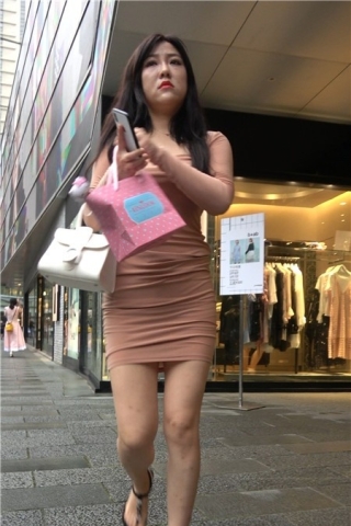 4K - 超级丰满丰腴身材紧身包臀裙街拍美女 [1.54 GB]（视频版）