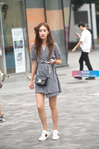格子裙姑娘
