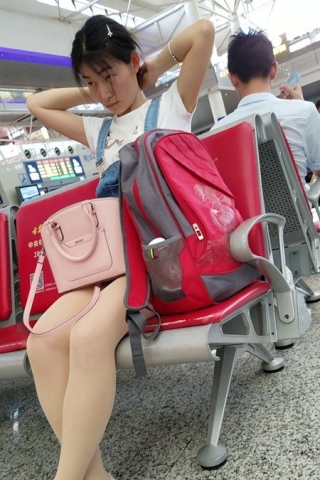 查看完整内容：4k-白T恤吊带裙绣花鞋街拍肉丝美腿（视频版） - 共8张图片