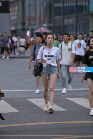 街拍热裤白T恤美眉