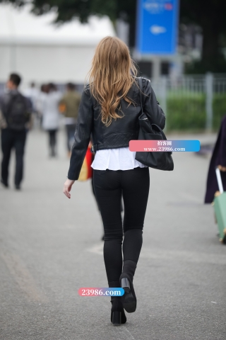 紧身机车装勾勒女人的线条美