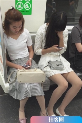 地铁上的肉丝高跟长裙美女，超级甜美哦（视频版）
