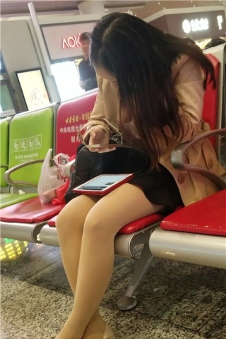 查看完整内容：4k-丝袜美腿美眉光顾着低头玩手机（视频版） - 共8张图片