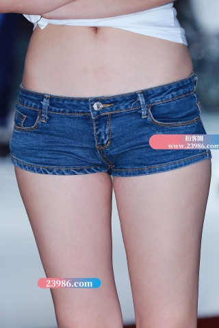 车展-紧致热裤诱惑 美眉