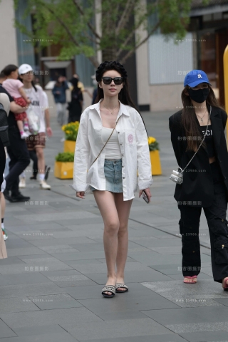 街拍戴墨镜的热裤美眉