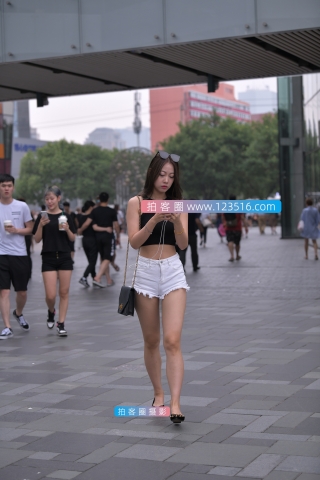 【街拍之魂赛帖】时尚热裤小少妇