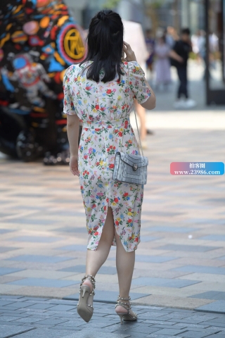 街拍碎花连衣裙姐姐