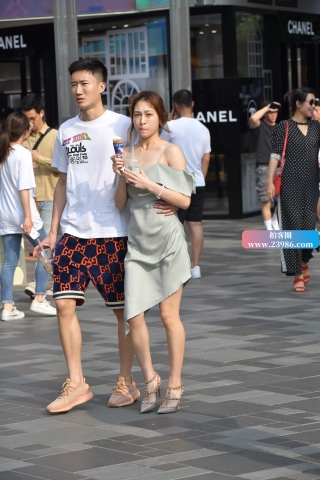 吃雪糕的娇小型女友