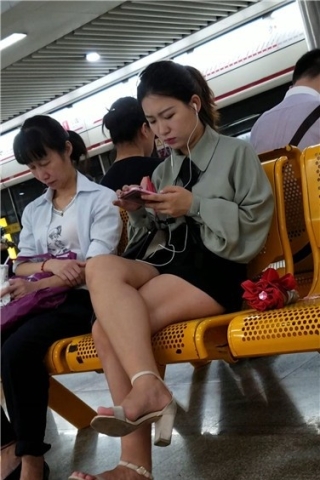 查看完整内容：4k超清，候车室拍摄气质美腿高颜值小姐姐（视频版） - 共8张图片