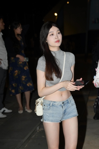 小蛮腰热裤小姐姐