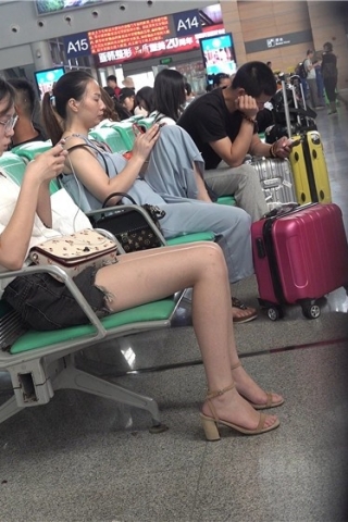 查看完整内容：玩吃鸡的凉高跟街拍美足mm [3.63 GB/avi] （视频版） - 共8张图片