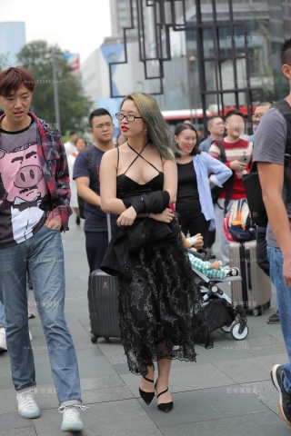 豪放的低胸妹子