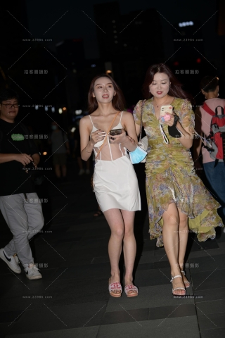 白色裙美女小姐姐跟闺蜜逛街