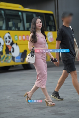 【街拍之魂赛帖】靓丽粉色包臀少妇