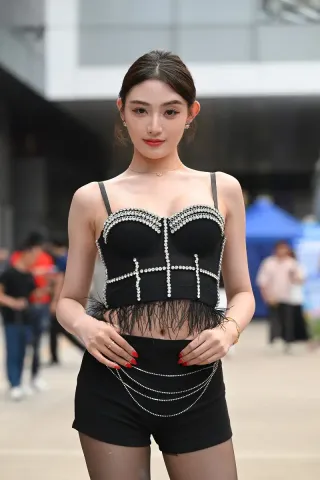 查看完整内容：黑丝热裤小姐姐（完整版） - 共5张图片