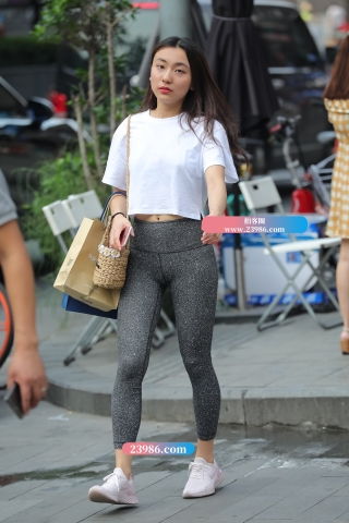 【凯恩赛帖】简洁T恤搭配紧身裤 带来清凉感