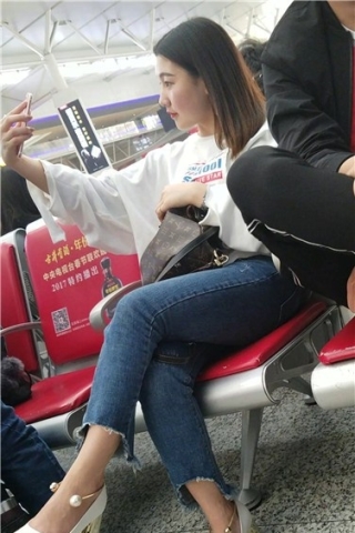 查看完整内容：4k超清，候车室内自拍的高跟蓝牛紧身靓妹（视频版） - 共10张图片