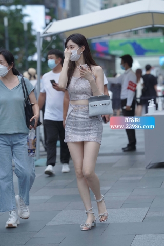 街拍白皙时尚美女