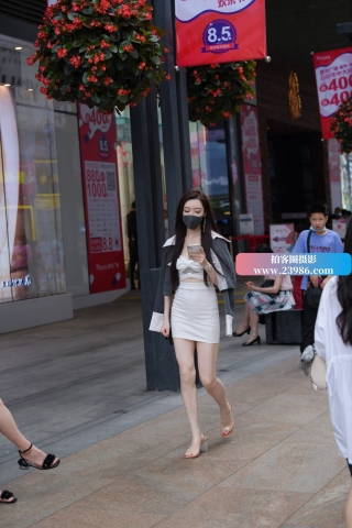 街拍包臀短裙美眉