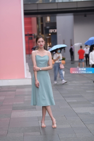 搭讪街拍吊带裙街拍美女