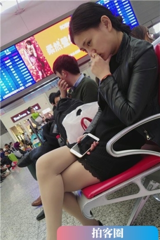 查看完整内容：4k-高铁站候车室拍摄极品肉丝美足美眉（视频版） - 共8张图片