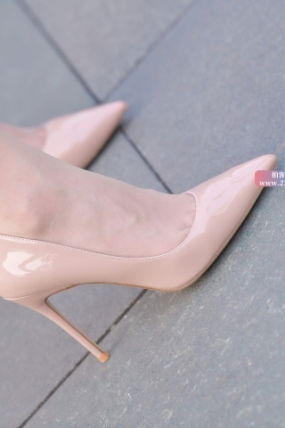 搭讪长腿高跟R丝美女