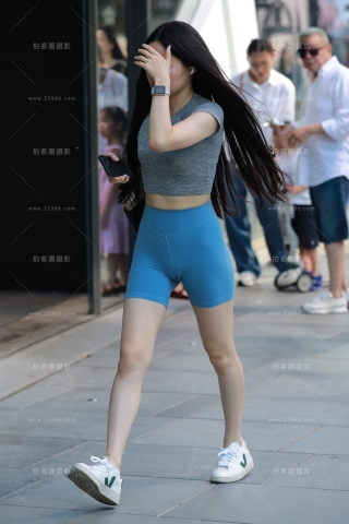 蓝色紧身短裤美女